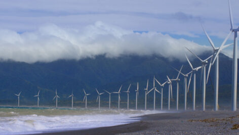 فوتیج توربین‌های انرژی بادی در امتداد ساحل